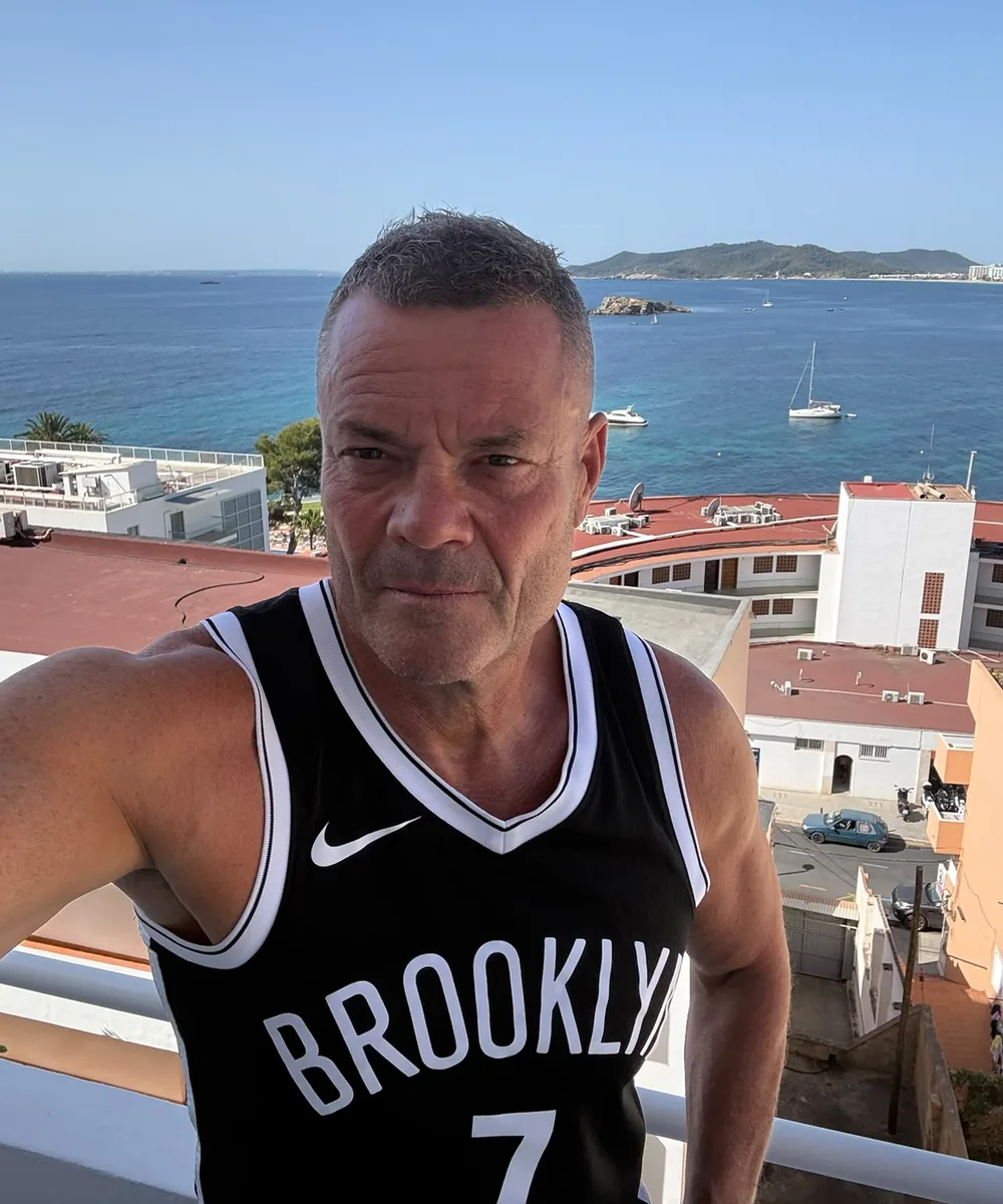 Bernard Sarrazin, coach triathlon et ex-paracommando, vue sur la mer a Ibiza