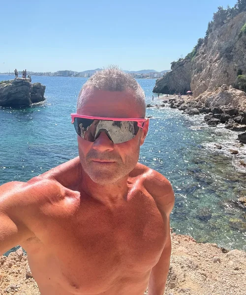 Bernard Sarrazin en bord de mer